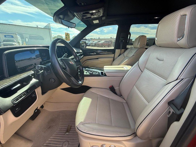 Used 2024 Cadillac Escalade Premium Luxury AWD/4WD image 18