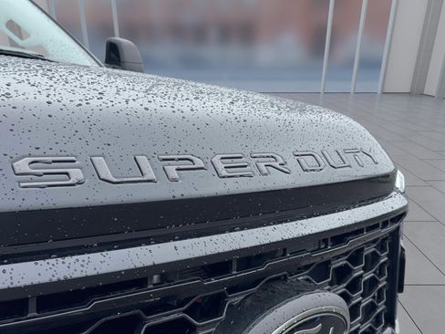 Used 2025 Ford F250 Lariat w/ Black Appearance Package image 7