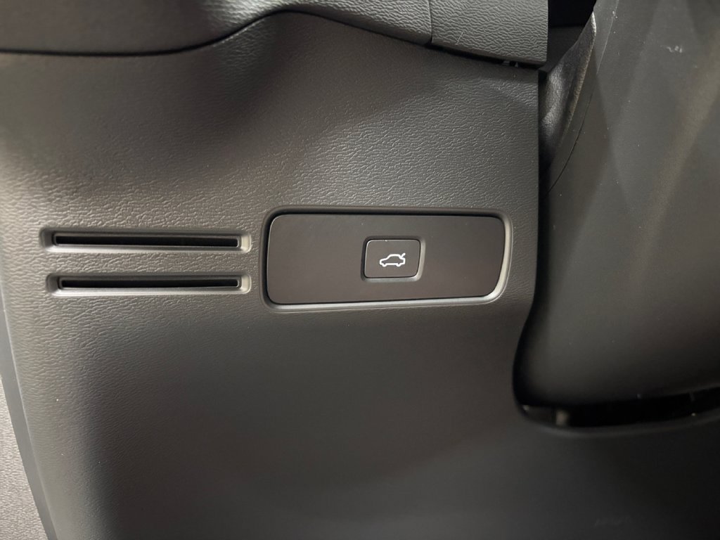 Certified 2023 Volvo C40 P8 Recharge Ultimate AWD/4WD image 30