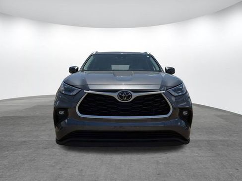 Used 2023 Toyota Highlander XLE FWD image 2