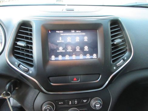 Used 2020 Jeep Cherokee Latitude FWD image 30