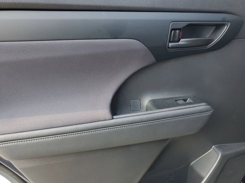 Used 2023 Toyota Highlander LE image 14