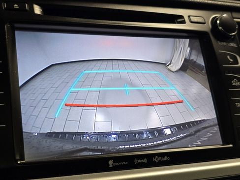 Used 2019 Toyota Highlander SE AWD/4WD image 6