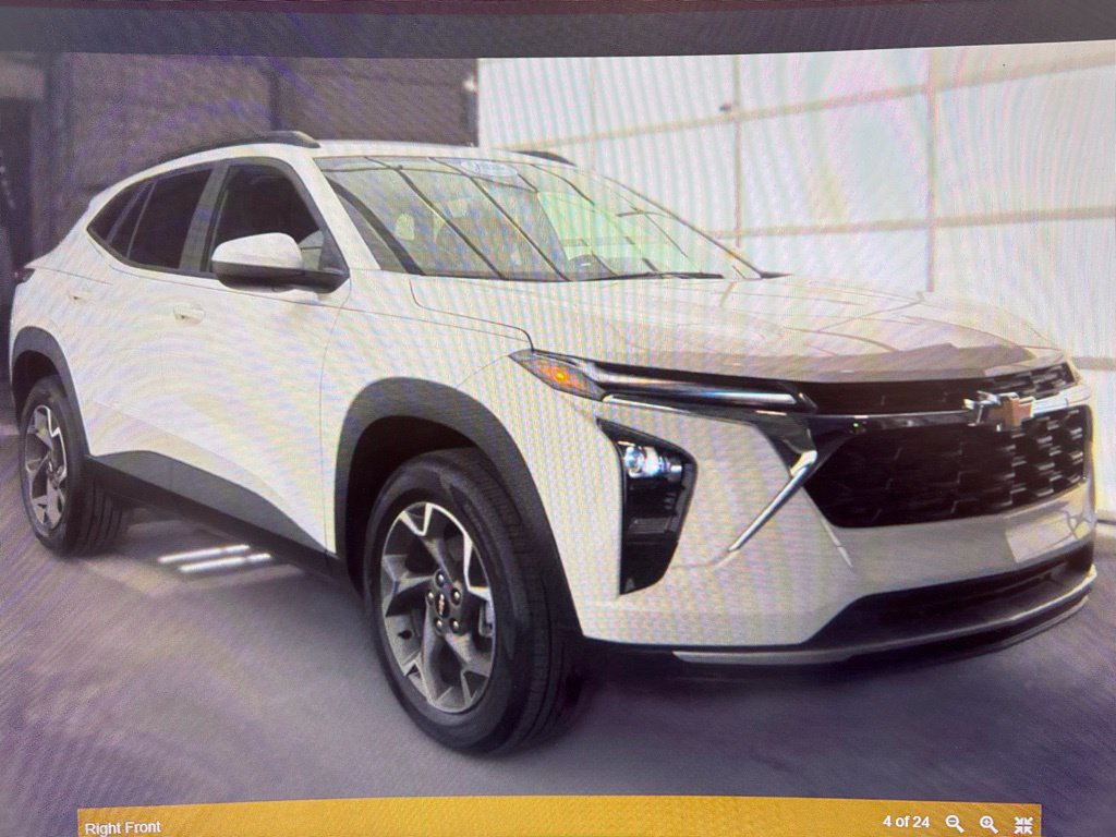 Used 2026 Chevrolet Trax LT FWD image 2