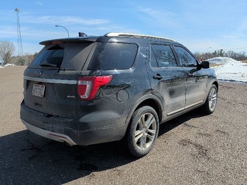 Used 2017 Ford Explorer XLT w/ XLT Technology Feature Bundle image 9