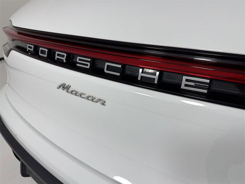 Used 2025 Porsche Macan image 36