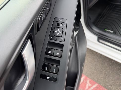 Used 2023 Kia Niro SX Touring image 13