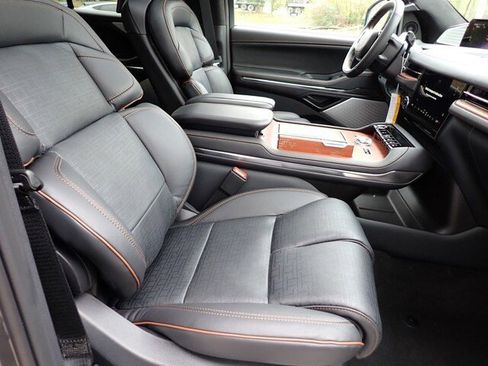 New 2025 Lincoln Navigator Black Label AWD/4WD image 18