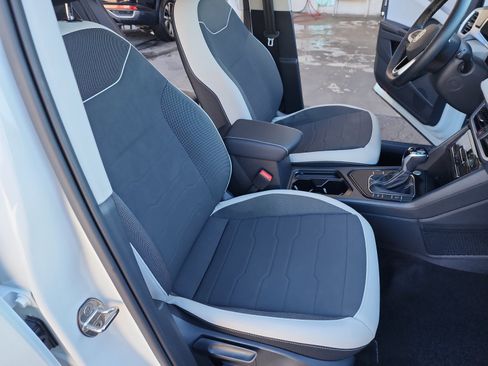 Certified 2025 Volkswagen Taos SE w/ Black Wheel Package image 19