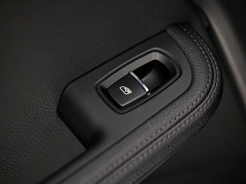 Certified 2025 Porsche Macan image 27