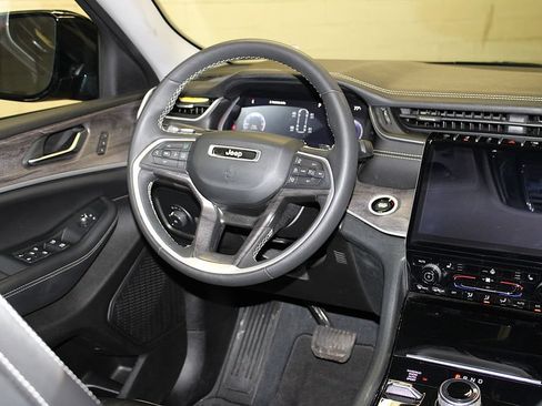 Certified 2023 Jeep Grand Cherokee L Limited AWD/4WD image 14