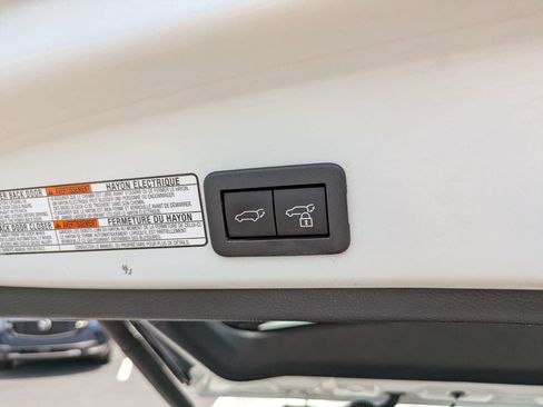 Used 2023 Toyota Corolla Cross XLE w/ Convenience Package FWD image 16