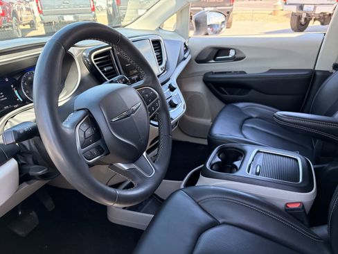 Used 2023 Chrysler Pacifica Touring-L FWD image 16