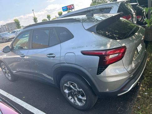 Used 2025 Chevrolet Trax LT FWD image 4