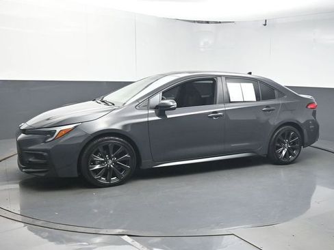 Used 2023 Toyota Corolla SE w/ SE Premium Package FWD image 4