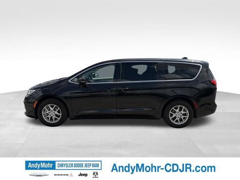 Used 2024 Chrysler Pacifica Touring-L FWD image 4