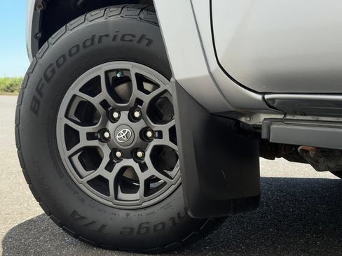 Used 2018 Toyota Tacoma SR5 AWD/4WD image 24