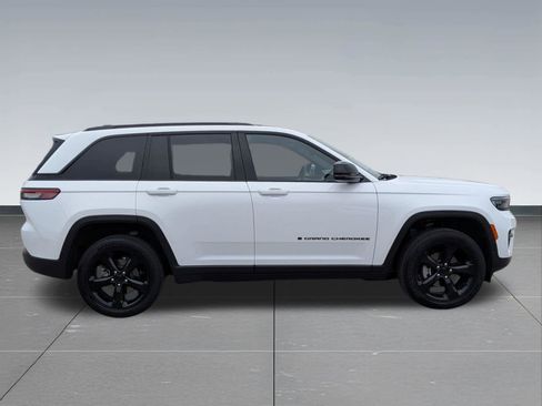 Used 2023 Jeep Grand Cherokee Altitude AWD/4WD image 7