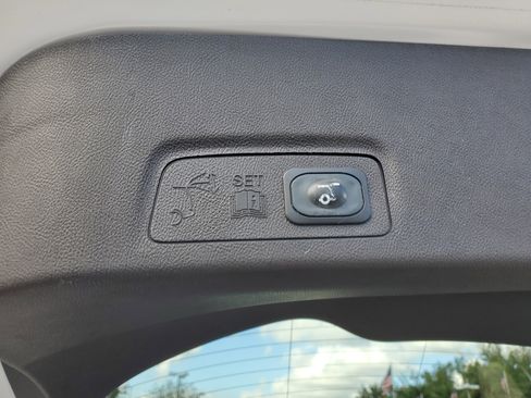 Used 2019 Lincoln MKC Reserve image 9