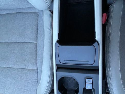 Used 2020 Volvo XC40 T4 Momentum w/ Premium Package image 32