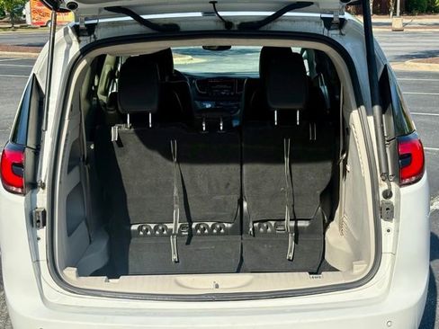 Used 2023 Chrysler Pacifica Touring-L image 17