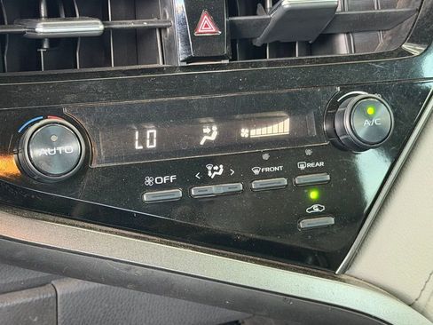 Used 2021 Toyota Camry SE image 26