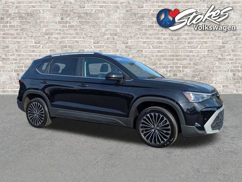 Certified 2025 Volkswagen Taos SE image 2