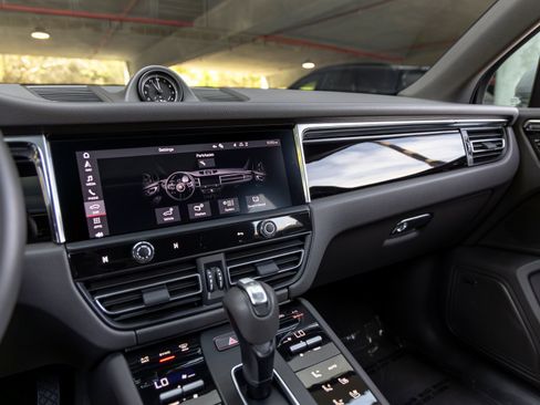 Certified 2025 Porsche Macan AWD/4WD image 36