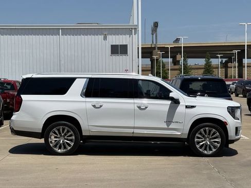 Used 2024 GMC Yukon XL Denali RWD image 3
