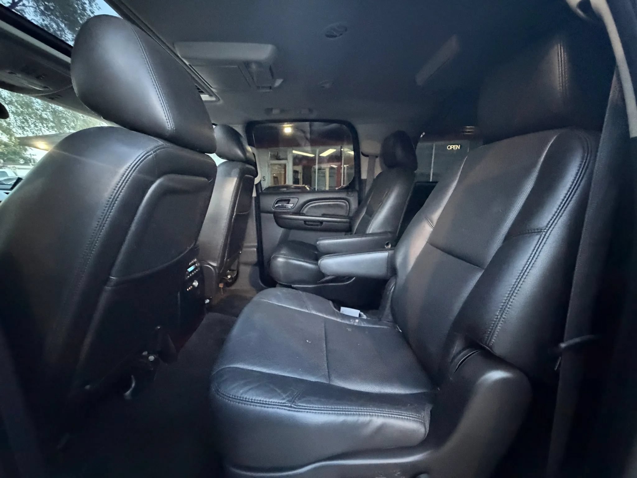 Used 2011 Cadillac Escalade ESV Luxury AWD/4WD image 13