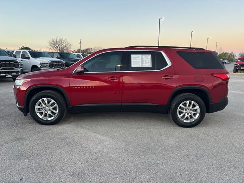 Used 2021 Chevrolet Traverse LT image 2