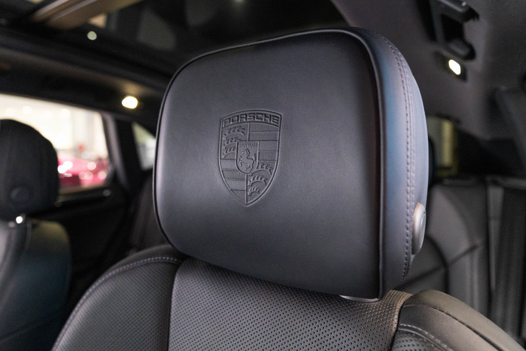 Certified 2023 Porsche Macan AWD/4WD image 6