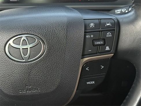 Used 2023 Toyota Crown Limited image 15