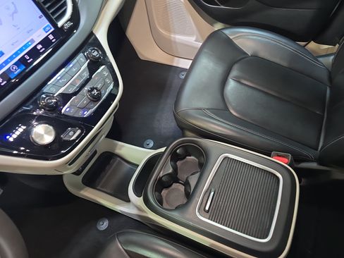 Used 2023 Chrysler Pacifica Touring-L FWD image 22