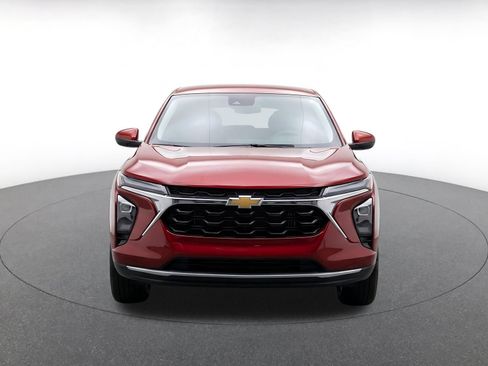 Used 2025 Chevrolet Trax LT FWD image 2