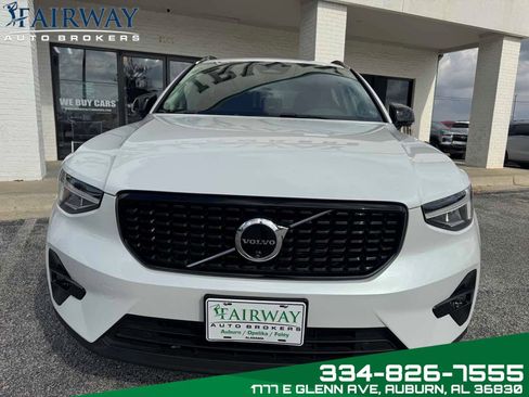 Used 2024 Volvo XC40 B5 Plus w/ Climate Package image 3
