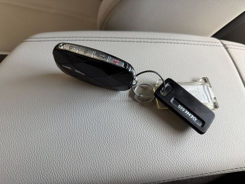 Used 2025 Genesis G70 2.5T image 22