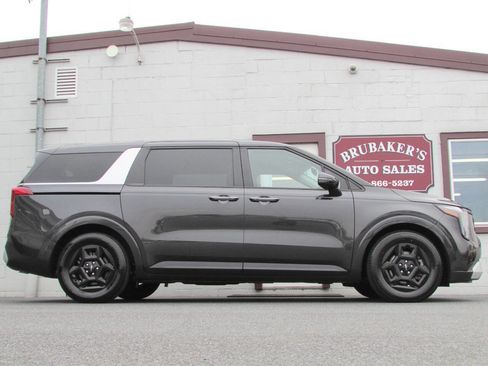 Used 2025 Kia Carnival image 1