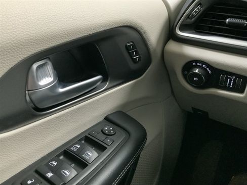 Used 2024 Chrysler Pacifica Touring-L FWD image 42