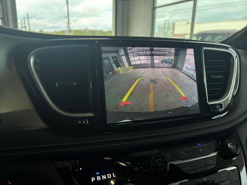 Used 2025 Chrysler Pacifica Limited image 23