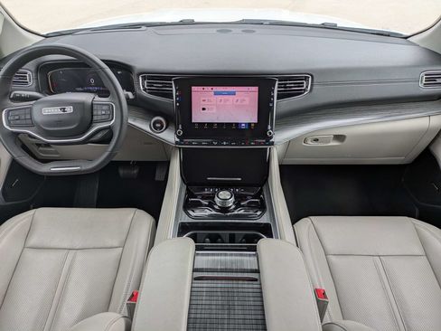 Used 2024 Jeep Wagoneer L Series III w/ Flexible Seating Group AWD/4WD image 18