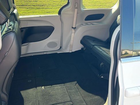 Used 2023 Chrysler Pacifica Touring-L image 12