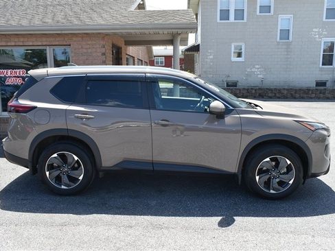 Used 2024 Nissan Rogue SV w/ SV Premium Package AWD/4WD image 2