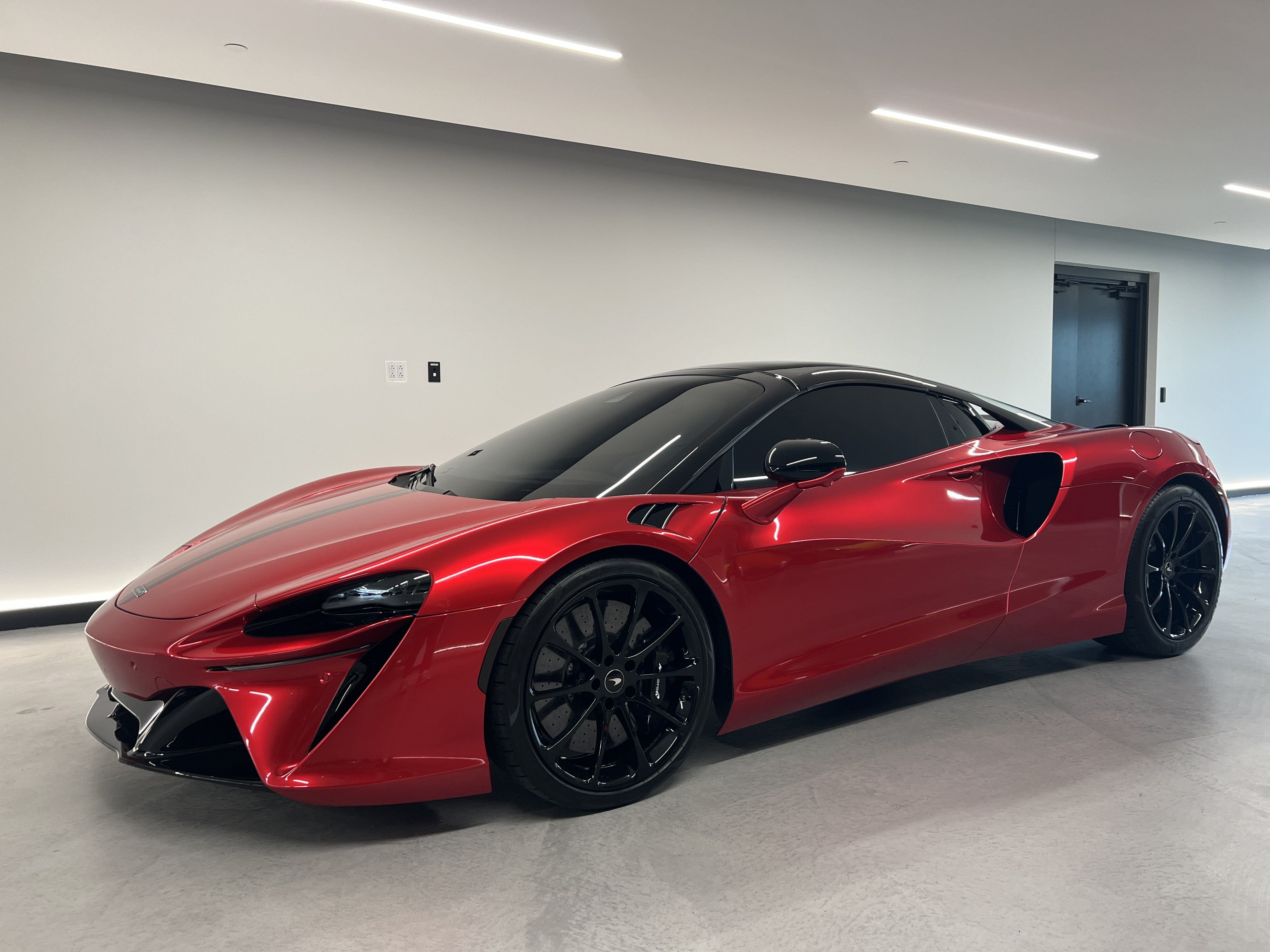 Used 2025 McLaren Artura Spider RWD image 28