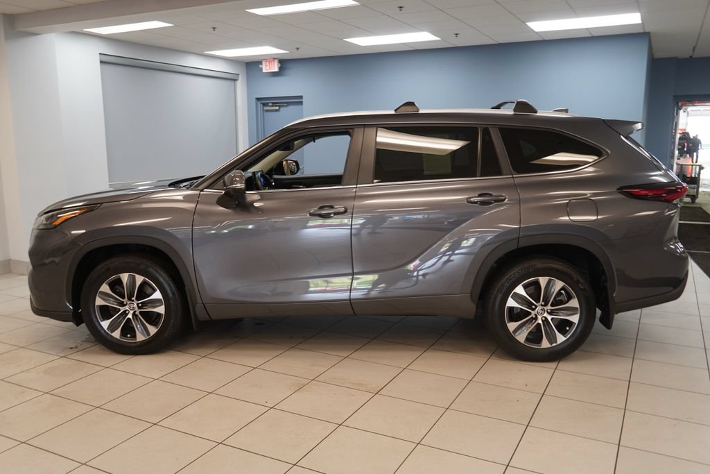 Used 2024 Toyota Highlander XLE AWD/4WD image 2