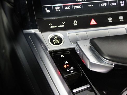 Used 2022 Audi e-tron Prestige w/ Prestige Package image 17