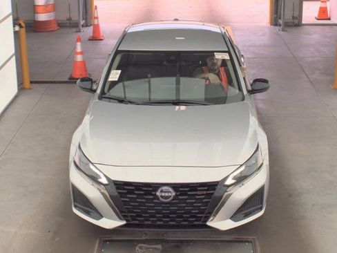 Used 2025 Nissan Altima 2.5 SR image 2