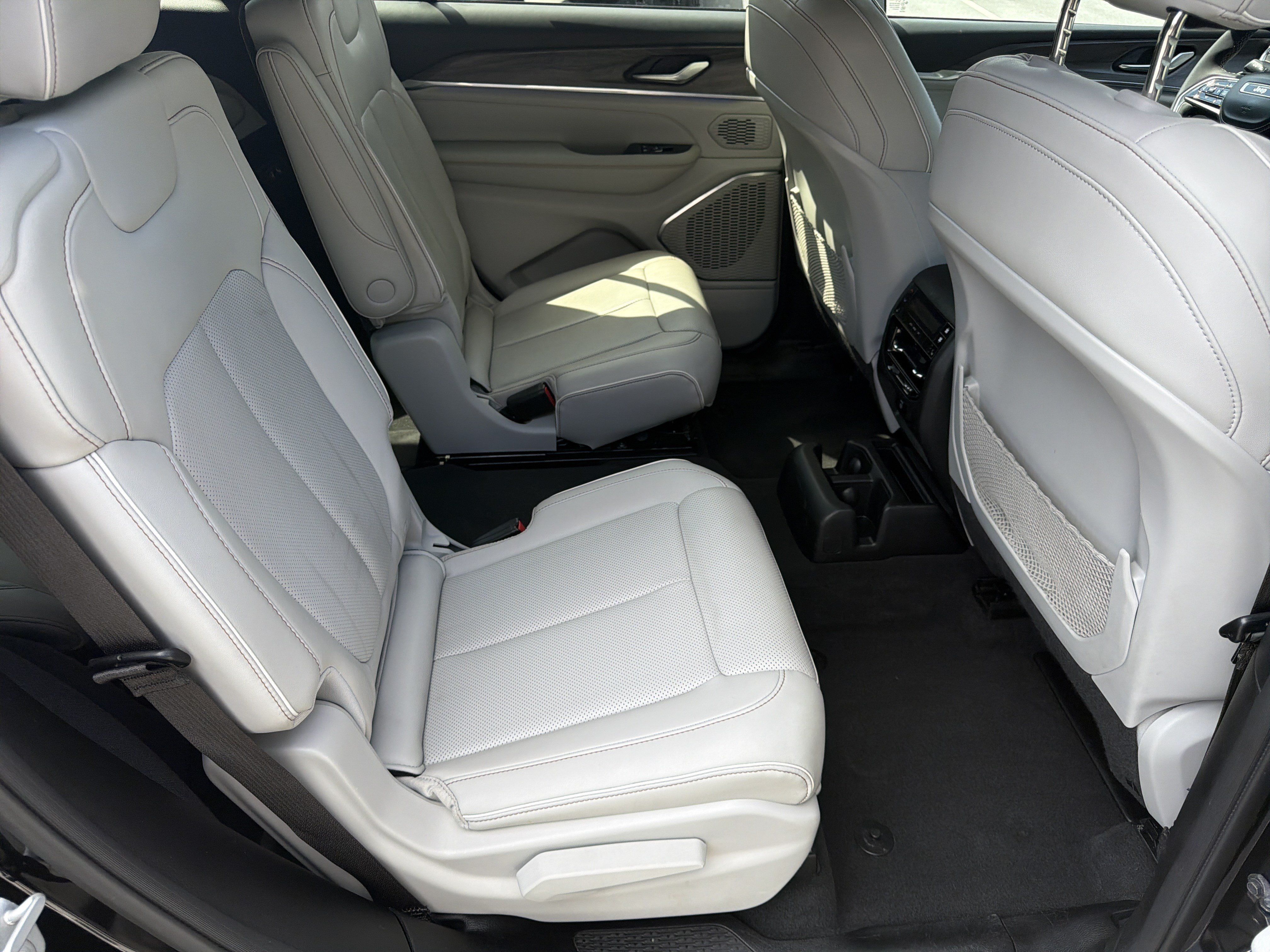 Used 2023 Jeep Grand Cherokee L Overland RWD image 18