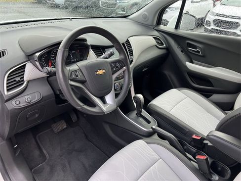 Used 2022 Chevrolet Trax LT w/ LT Convenience Package image 10