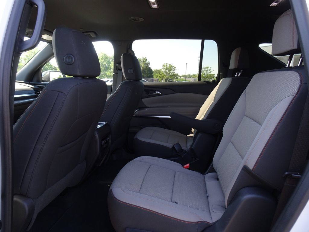 Used 2024 Chevrolet Traverse LT FWD image 16